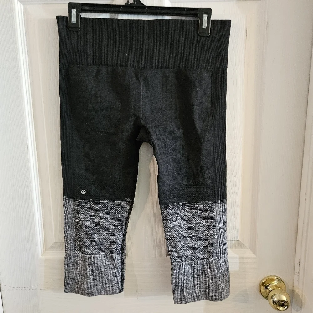 Lululemon Seamlessly Street Crop Heathered Black Size 8 Yoga Athletic Workout